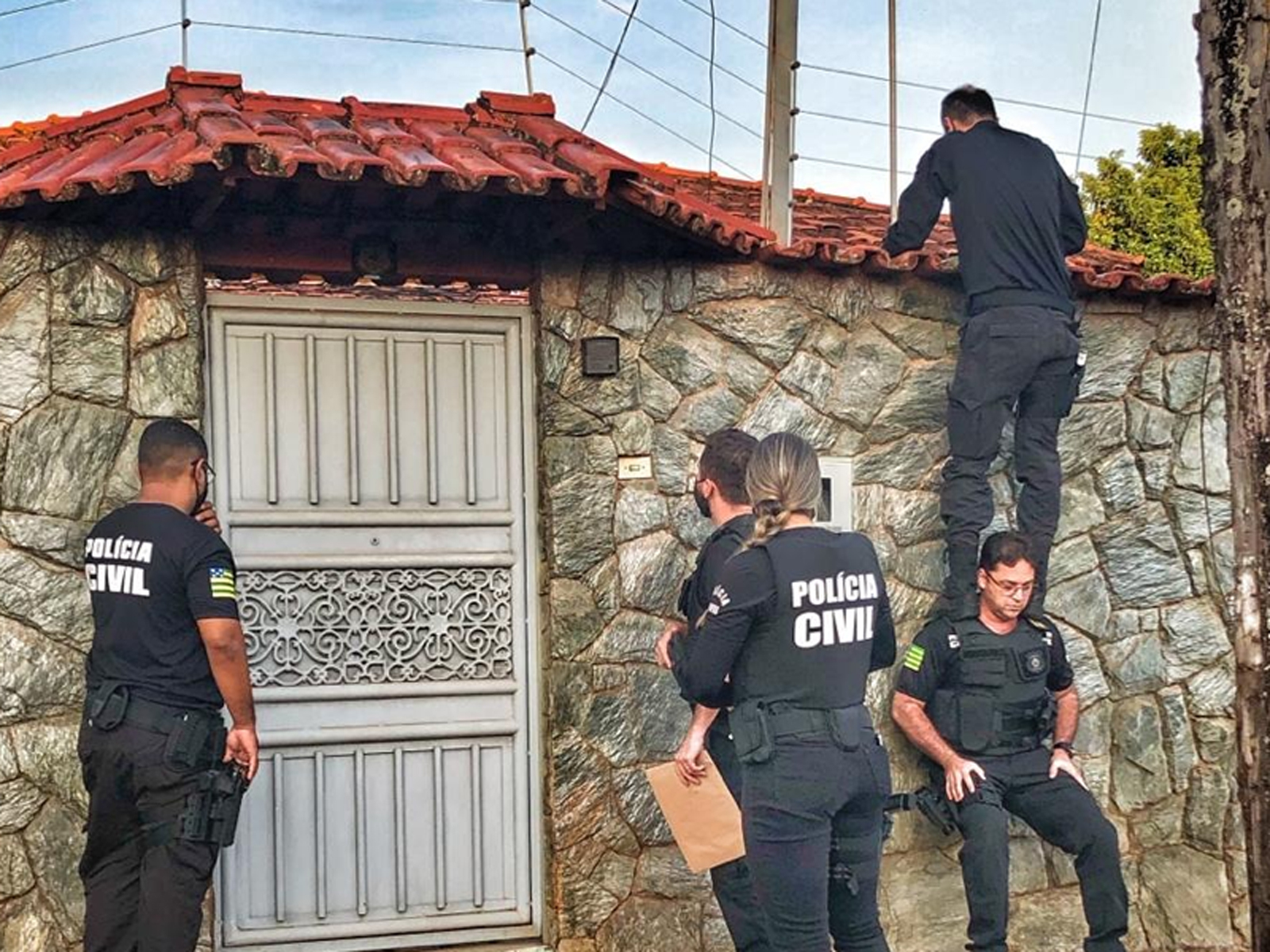 Policiais cumprem mandados de busca e apreensão em Nerópolis (Foto: divulgação/SSP)