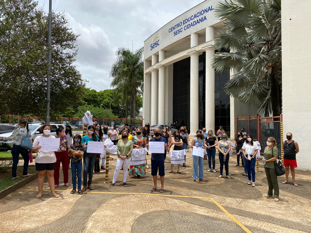 Pais e professores protestam contra demissão em massa em colégio particular de Goiânia