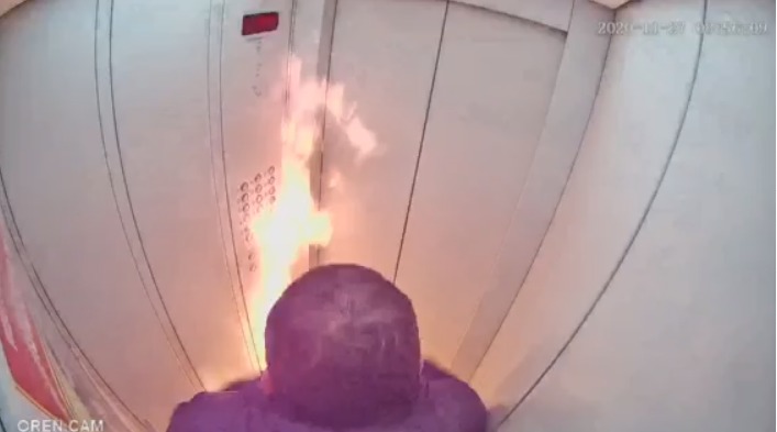 Homem brinca com fogo dentro de elevador e quase morre queimado