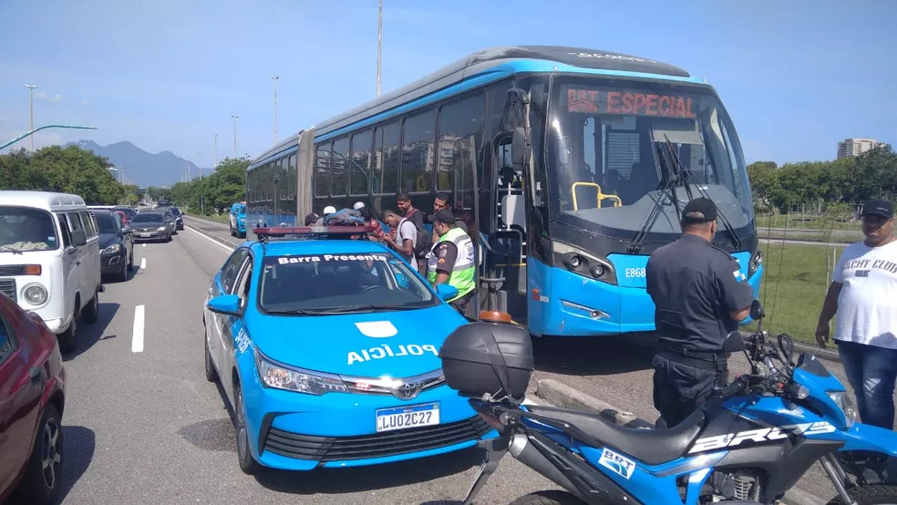 Revoltado com a demora, passageiro assume a direção de ônibus BRT