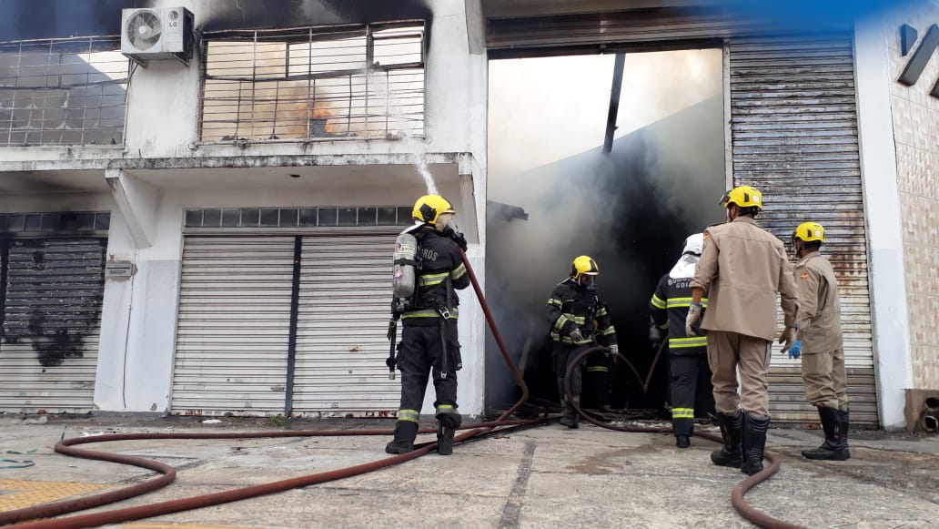 Bombeiros combatem incêndio em gráfica em Goiânia
