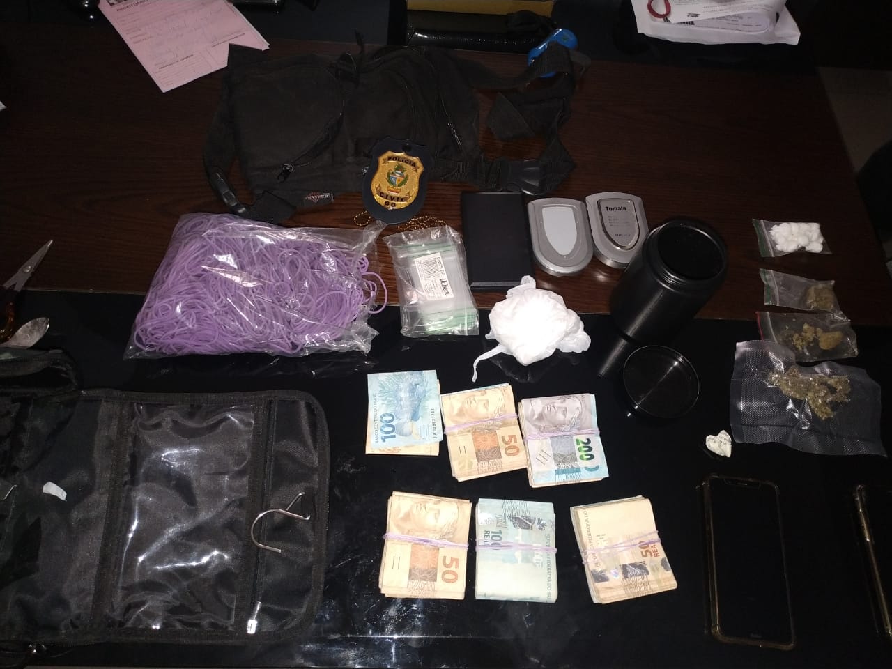 Detidos são suspeitos de operar sistema de entregas de drogas gerenciado pelo WhatsApp (Foto: divulgação/PC)