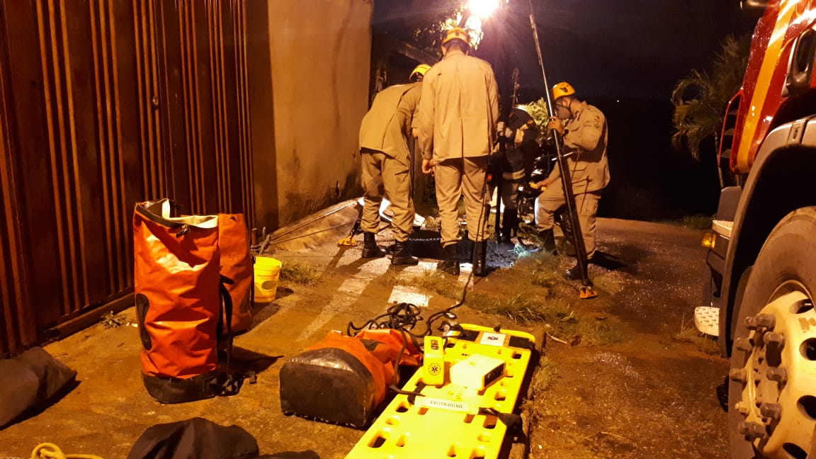 Bombeiros resgatam idoso que caiu em fossa de 4 metros em Novo Gama