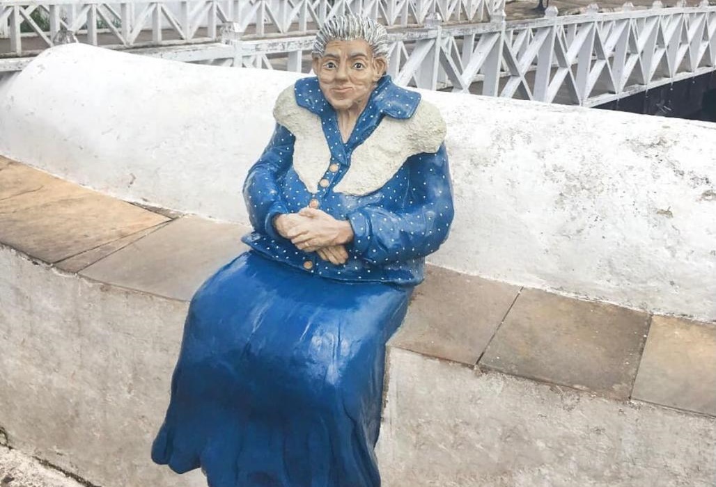 Estátua de Cora Coralina é substituída na Cidade de Goiás