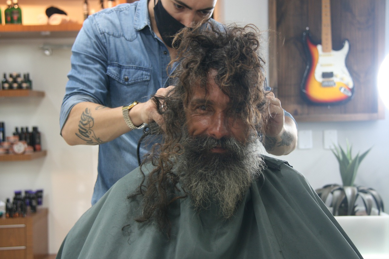 Catador de latinha ganha transformação e banho de loja em barbearia de goiana