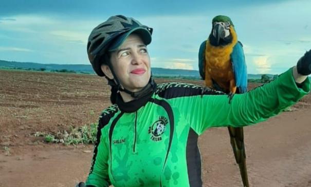 Em Campo Limpo de Goiás, arara pega carona em ciclista durante trilha