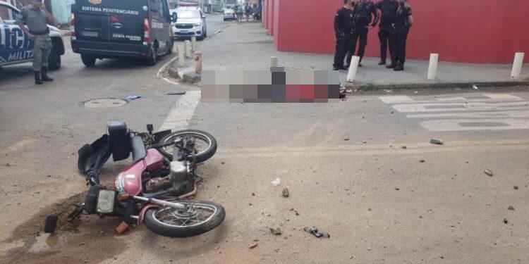 Polícia atira em motociclista que tentou jogar celulares em cadeia de Anápolis