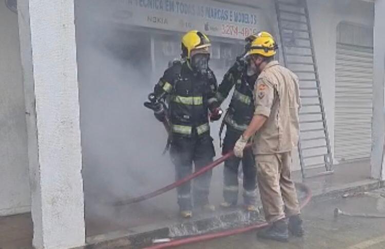 Bombeiros combatem incêndio em loja de celulares em Goiânia
