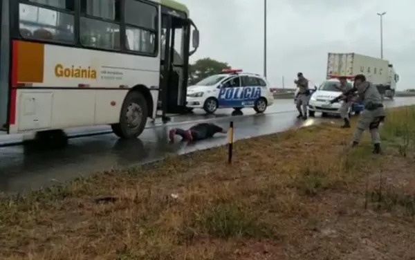 Um homem, de 25 anos, que não teve o nome revelado, foi preso suspeito de furtar um ônibus do transporte coletivo, em Goiânia. (Foto: reprodução)