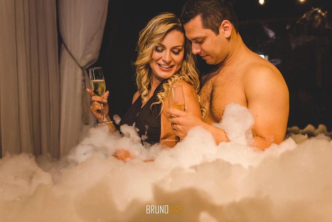 Andressa Urach compartilha fotos da noite de núpcias com champagne e banho de banheira; veja