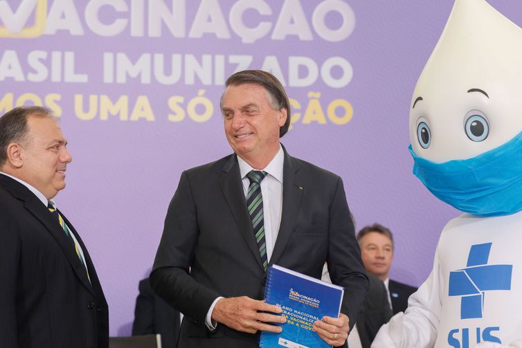 Presidente Jair Bolsonaro, ministro Eduardo Pazuello e o boneco Zé Gotinha (Foto: Isac Nóbrega)