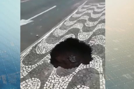 Uma jovem de 19 anos foi 'engolida' na manhã de hoje por um buraco após a calçada ceder na avenida Getúlio Vargas, em Uberlândia. (Foto: reprodução)