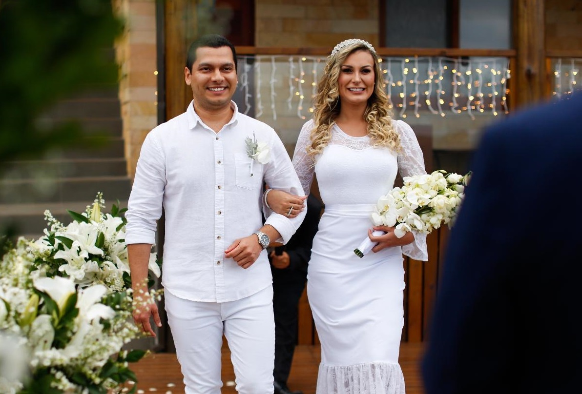 Andressa Urach se casa com Thiago Lopes em pousada de luxo; fotos