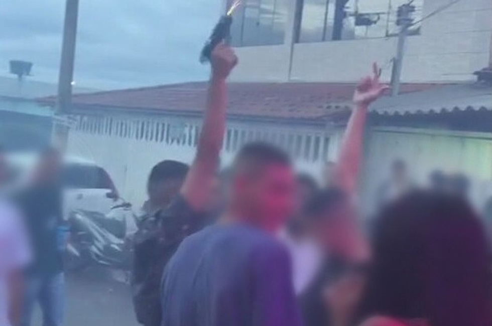 Jovens dão tiros para o alto em festa com aglomeração no DF; vídeo