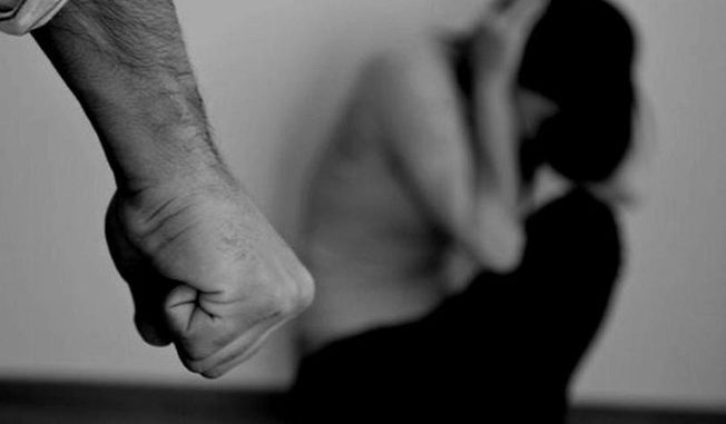 Um homem foi preso suspeito de agredir a companheira grávida com halteres artesanais de cimento, em Anápolis. (Foto: reprodução)