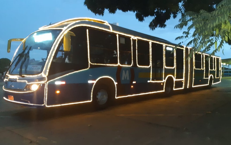 Ônibus do Eixo Anhanguera ganha iluminação especial de Natal