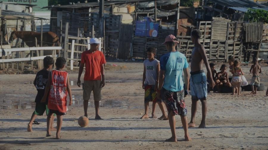 Fim de auxílio emergencial marca aumento das dificuldades de moradores pobres de Maceió (Imagem: Beto Macário/UOL)