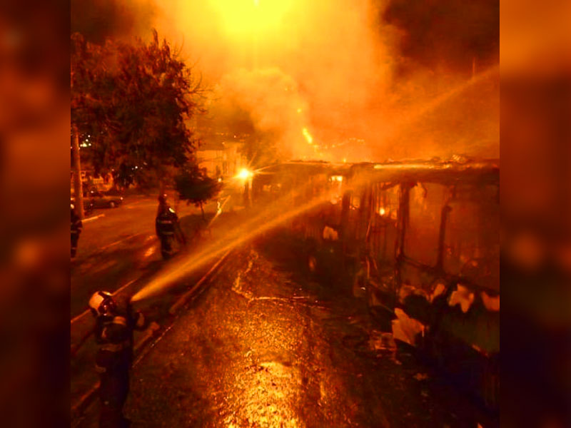 Ônibus do Eixo Anhanguera pega fogo na Vila Regina, em Goiânia; veja vídeo