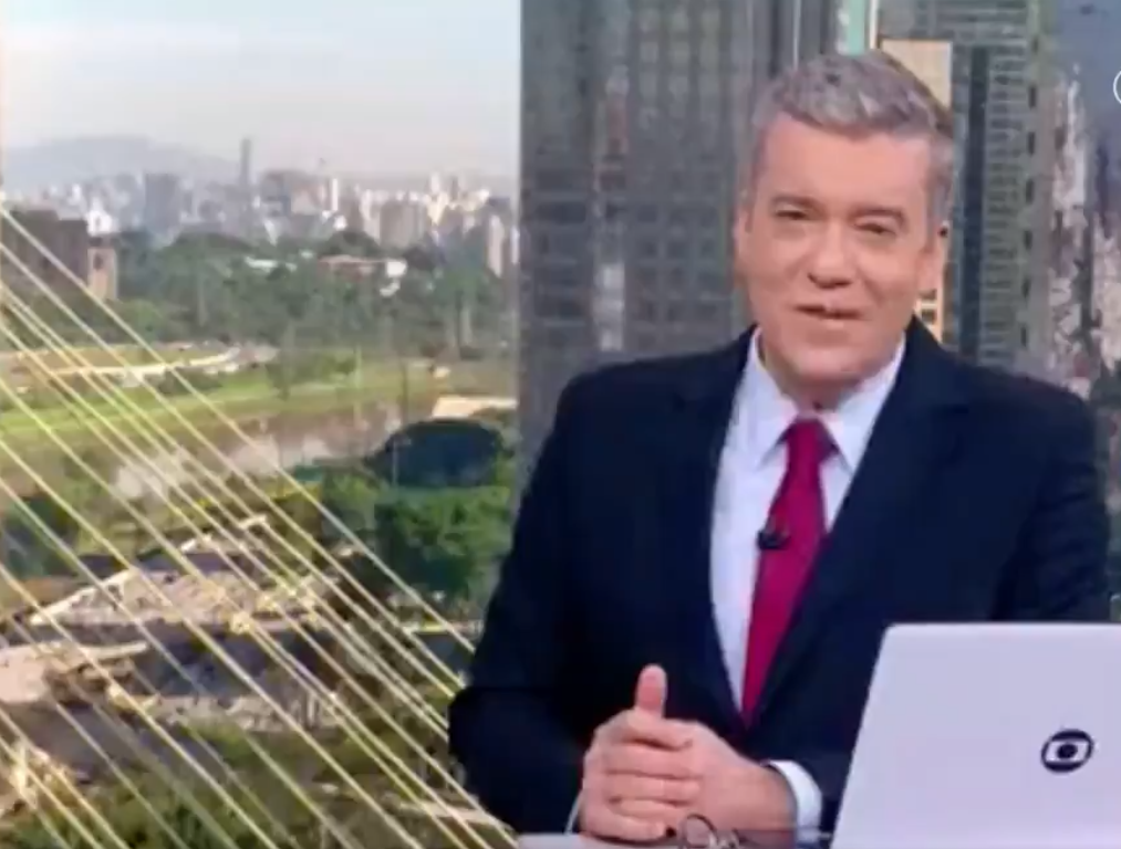 Jornalista Roberto Kovalick sorriu no telão, após gemidão invadir programa (Foto: reprodução/TV Globo)