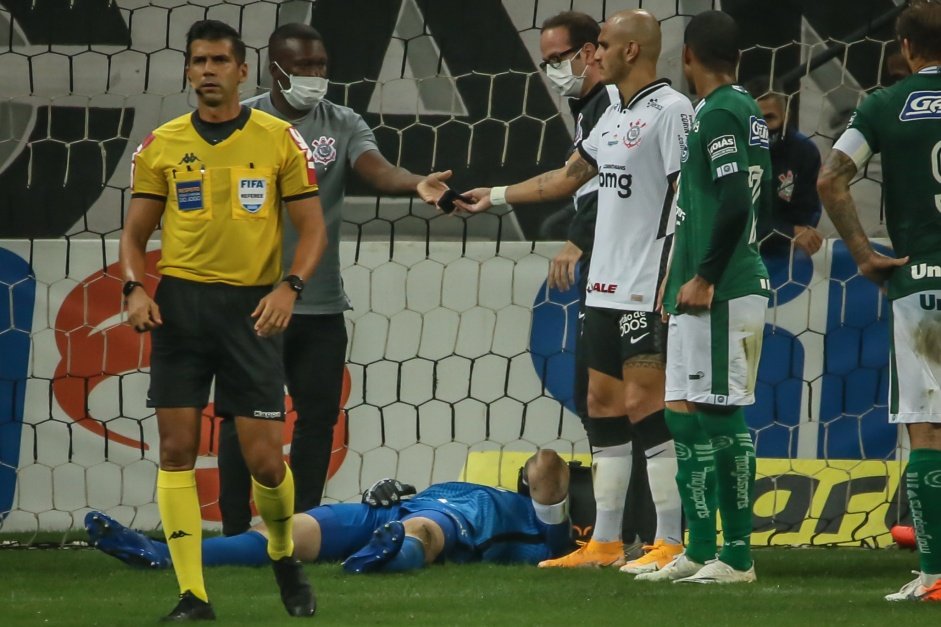 Goleiro Cássio, do Corinthians, deitado após choque com jogador do Goiás em jogo do Brasileirão (Foto: Reprodução/TV)