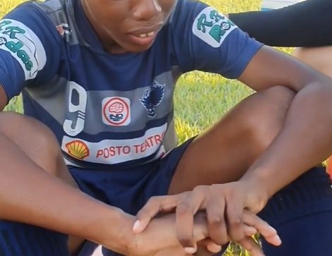 Um vídeo mostra o momento em que uma criança de 11 anos chora ao relatar que sofreu racismo durante uma partida de futebol, em Caldas Novas. (Foto: reprodução)