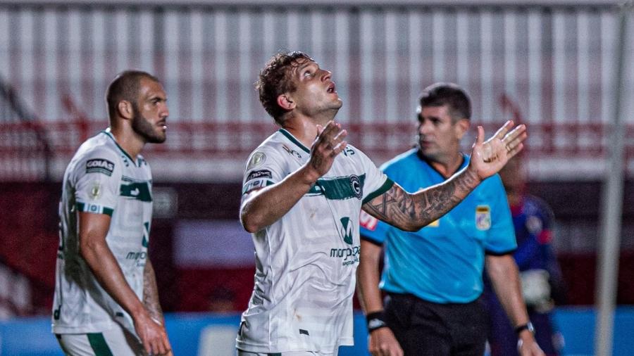 Goiás vence Atlético-GO e alimenta esperança de fugir do rebaixamento