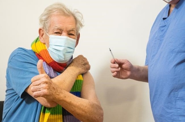 o senhor dos anéis Ian McKellen é a primeira celebridade a tomar a vacina contra Covid-19