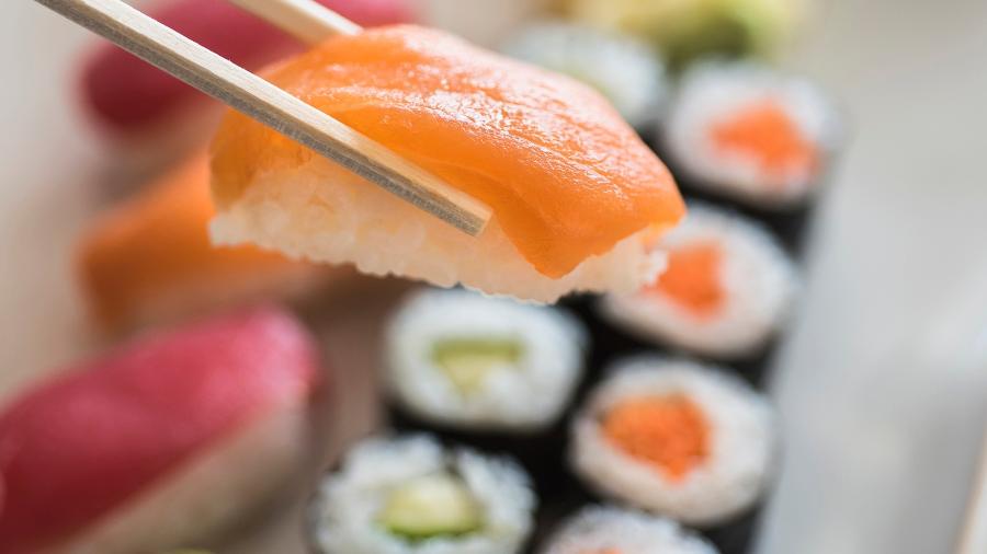 americana Mulher tem alucinações após comer sushi comprado cinco dias antes