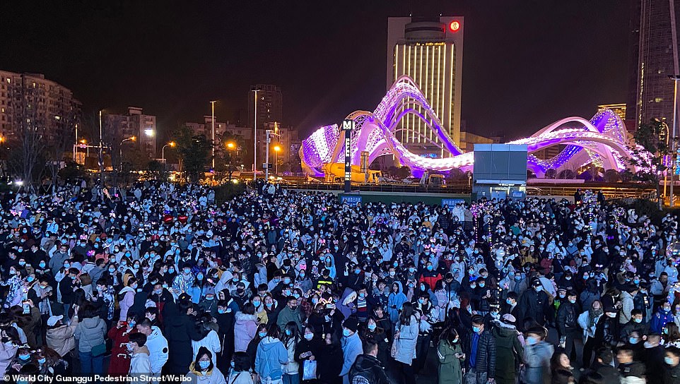 Festa de Ano-Novo em Wuhan, na China (Foto: Daily Mail)