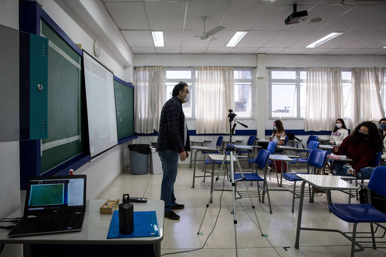 Após mais de 10 meses de aulas online, 8% das escolas públicas retomam aulas presenciais em Goiás nesta segunda-feira (25). (Foto: Zanone Fraissat/FolhaPress)