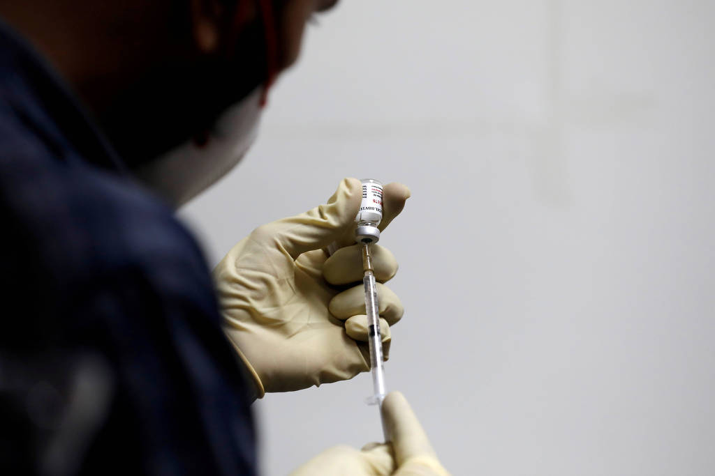 Médico prepara seringa com a vacina Covaxin, na Índia (Foto: Amit Dave / Reuters)