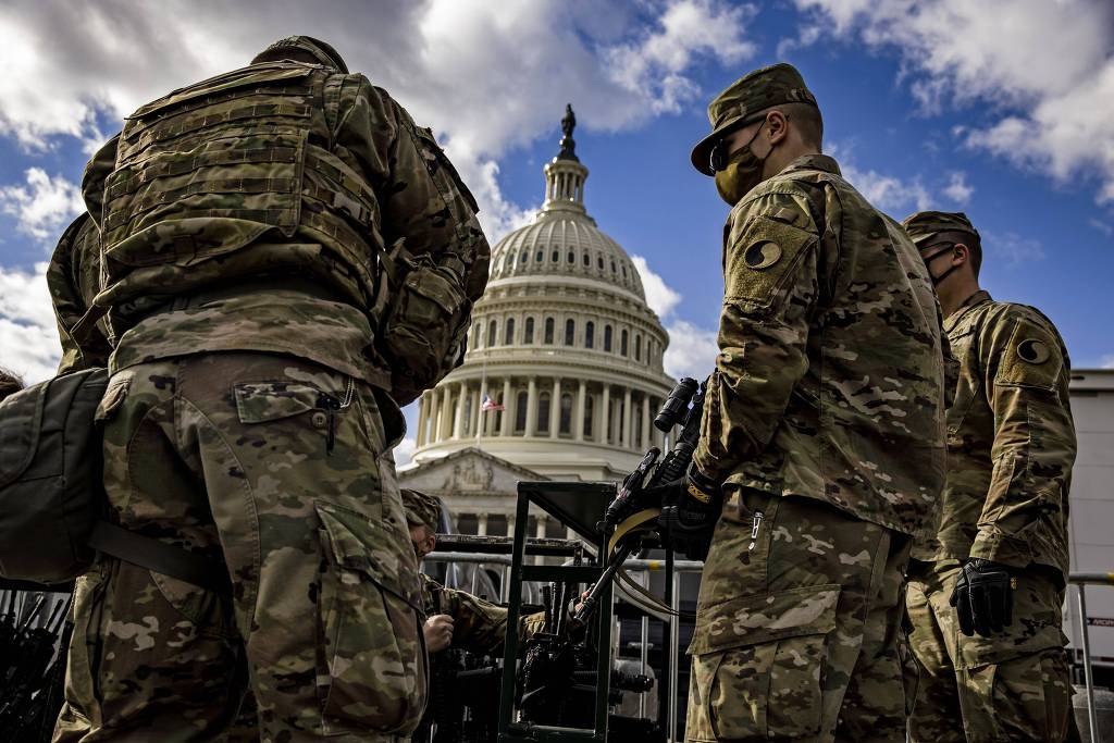Soldados da Guarda Nacional diante do Capitólio, sede do Congresso dos EUA, em Washington (Foto: Samuel Corum / AFP)