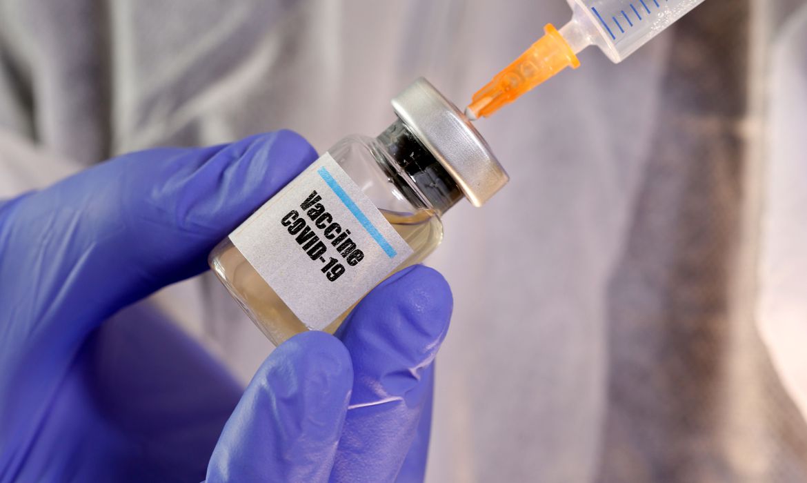 Furar fila de vacinação da Covid-19 pode motivar prisão, diz MP-GO