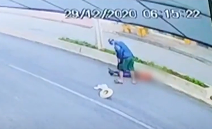 Idoso bate a cabeça em mureta ao ser agredido por assaltante; vídeo