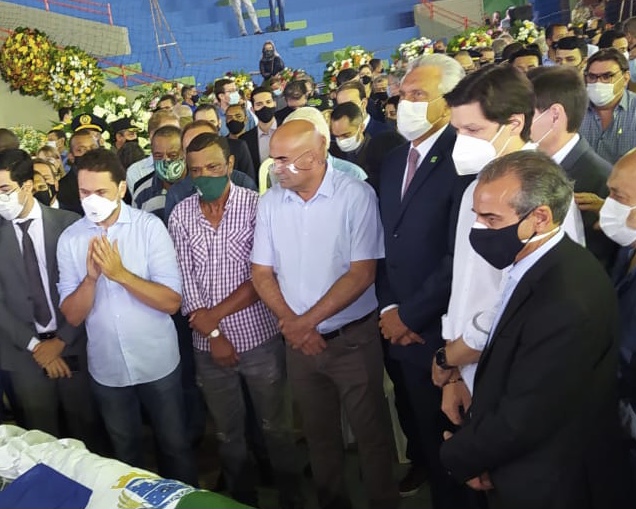Governador Ronaldo Caiado ao lado de Daniel Vilela, no sepultamento de Maguito (Foto: James Mateus)