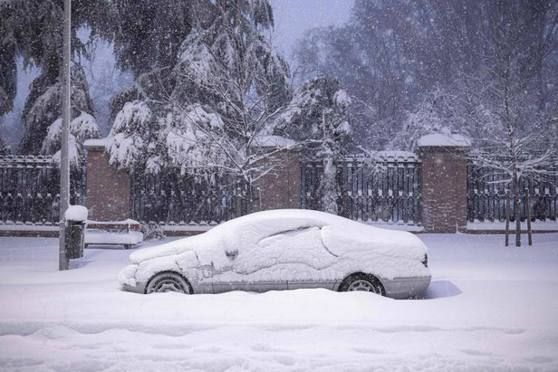 Carro coberto de neve em Madri em meio a forte nevasca que atinge o país (Foto: AFP)