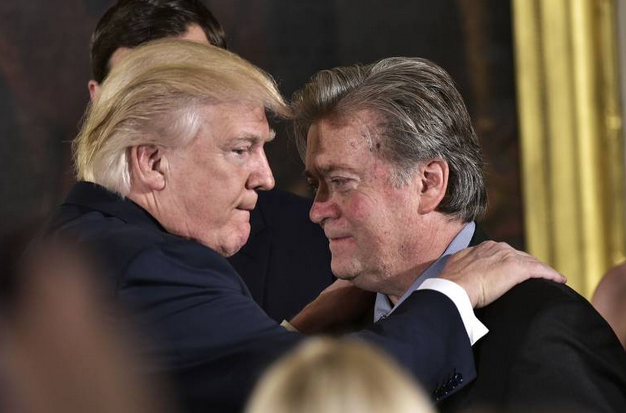 Trump com Bannon durante evento na Casa Branca, em janeiro de 2017 (Foto: Mandel Ngan / AFP)