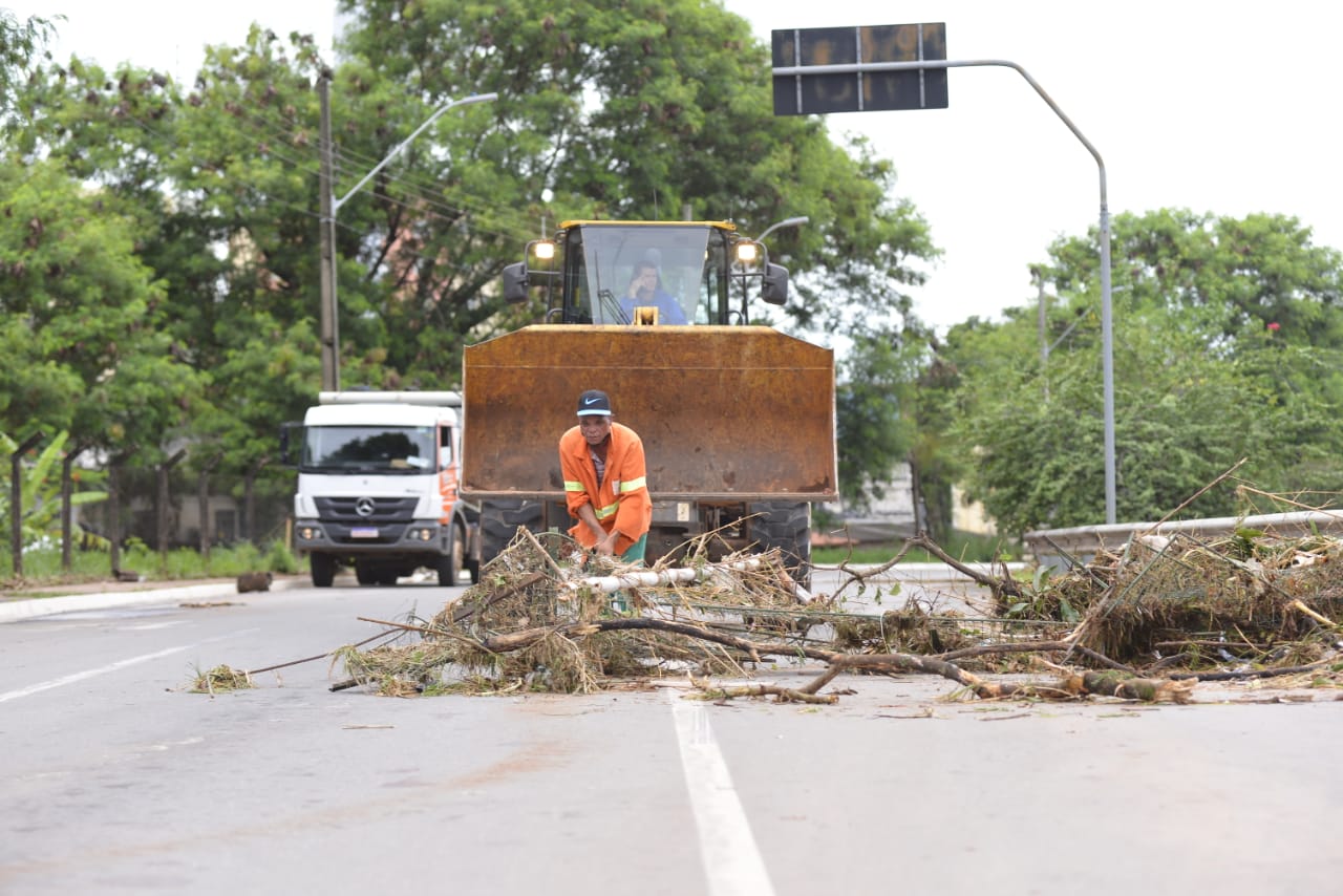 Prefeitura monta força-tarefa para reparar os estragos da chuva