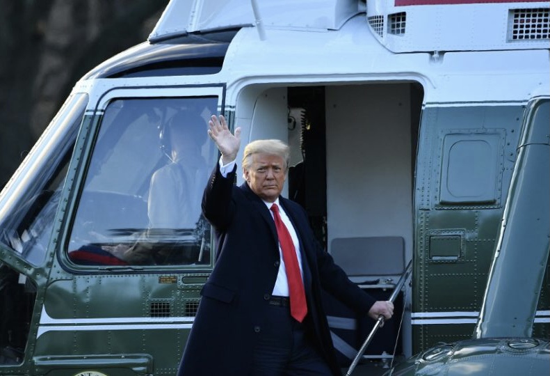 Donald Trump acena ao deixar a presidência (Foto: Mandel Ngan/AFP)