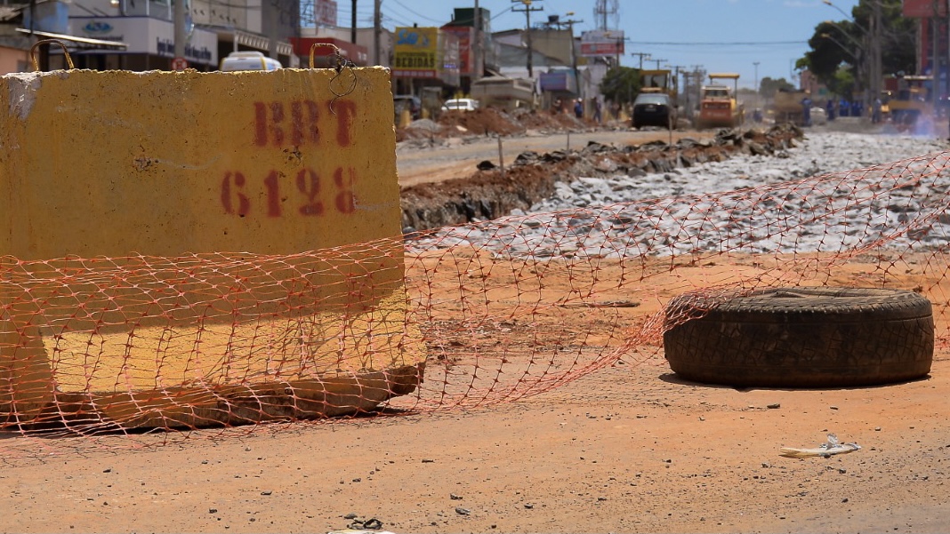 Pista interditada para obra do BRT (Foto: Jucimar de Sousa / Mais Goiás)