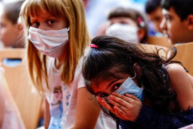 Crianças com máscara de proteção contra o coronavírus (Foto: Divulgação)
