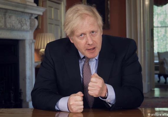 Premier não resistiu a onda de demissões dentro do Gabinete. Boris Johnson renuncia à liderança do Partido Conservador