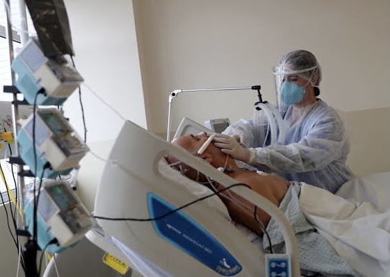 Enfermeira atende paciente internado com covid-19 (Foto: Reprodução/Globo)