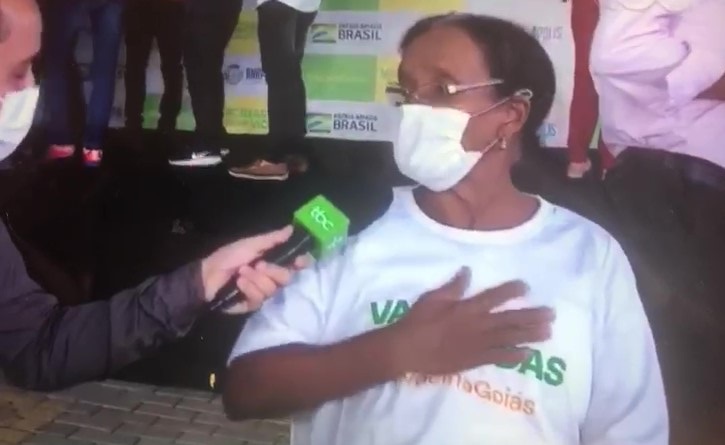 “Quero sair abraçando todo mundo”, diz primeira pessoa a receber a vacina em Goiás
