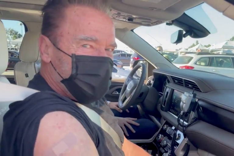 'Venha comigo se quiser viver', diz Arnold Schwarzenegger ao tomar vacina contra Covid-19