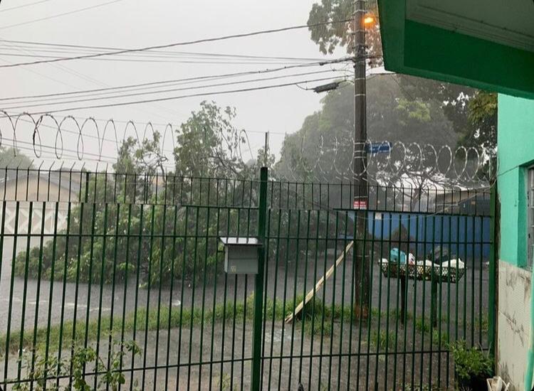 As primeiras chuvas de 2021 ocorridas em Goiânia nesta sexta-feira (1º) causaram alagamentos em diversas ruas, queda de árvores e até mesmo de poste de energia. (Foto: leitor Mais Goiás)