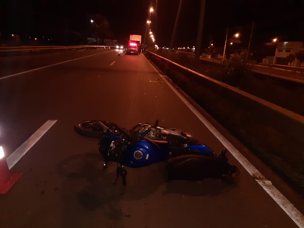 Motociclista fica gravemente ferido ao bater em traseira de caminhão, em Goiânia