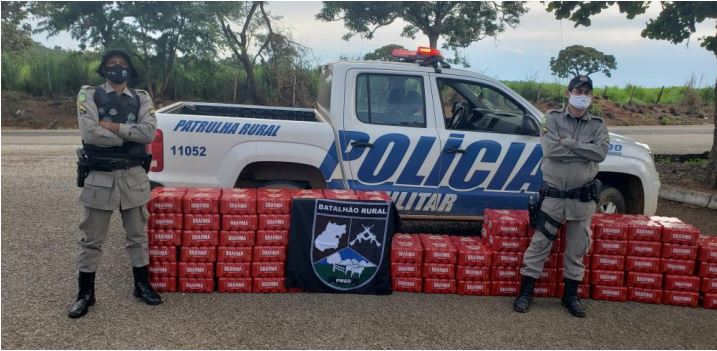 Policiais apreendem carga de cerveja sem nota fiscal, em Davinópolis