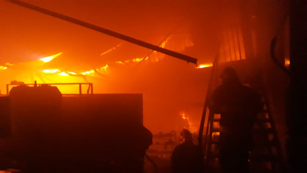 Um incêndio de grandes proporções atingiu uma loja de botas em Anápolis, na madrugada desta sexta-feira (15). (Foto: divulgação/Corpo de Bombeiros)