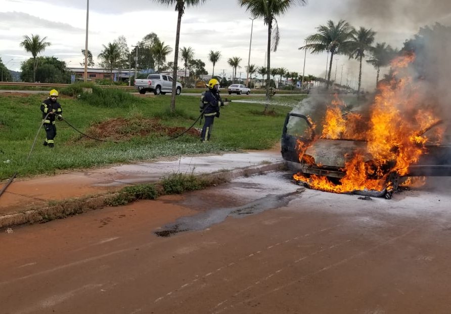 Motor de carro pega fogo e bombeiros são acionados para combater chamas